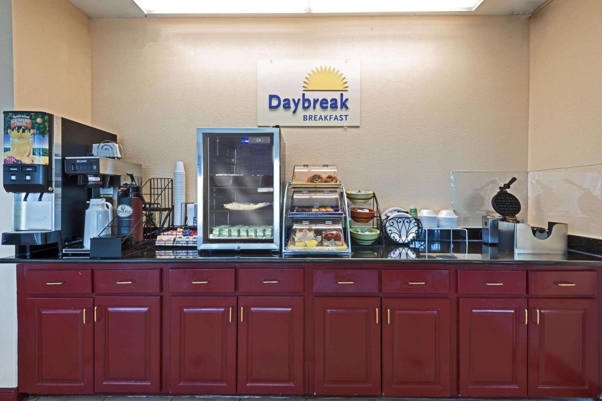 Days Inn by Wyndham Coliseum Montgomery AL photo 17