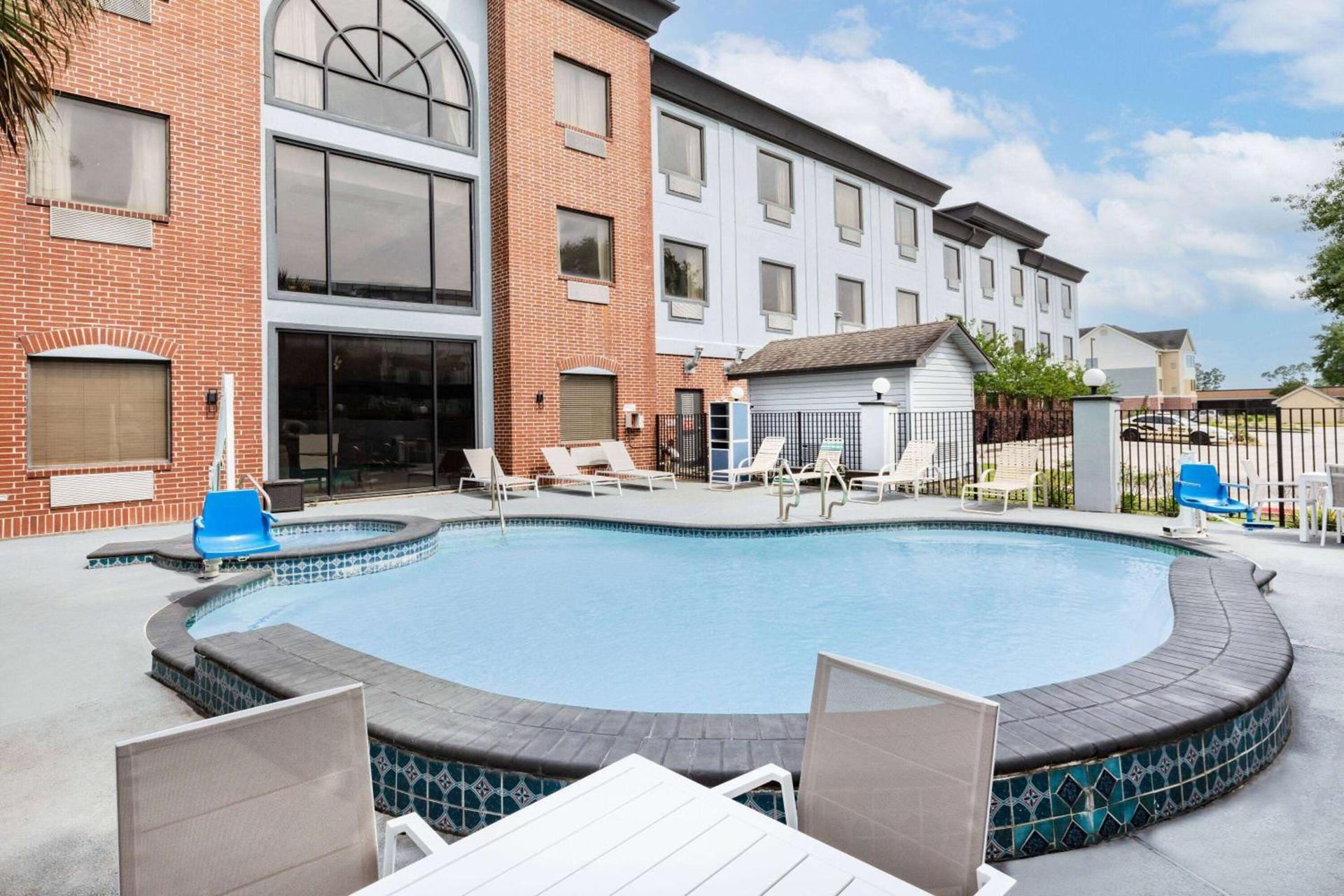 Wingate by Wyndham Houston Bush Intercontinental Airport photo 6