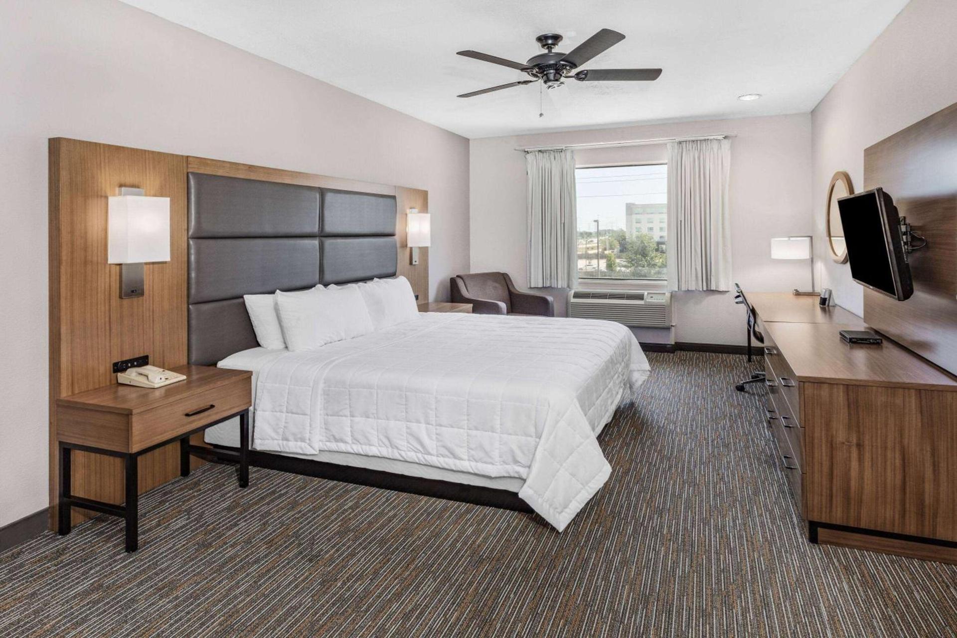 Wingate by Wyndham Houston Bush Intercontinental Airport photo 12