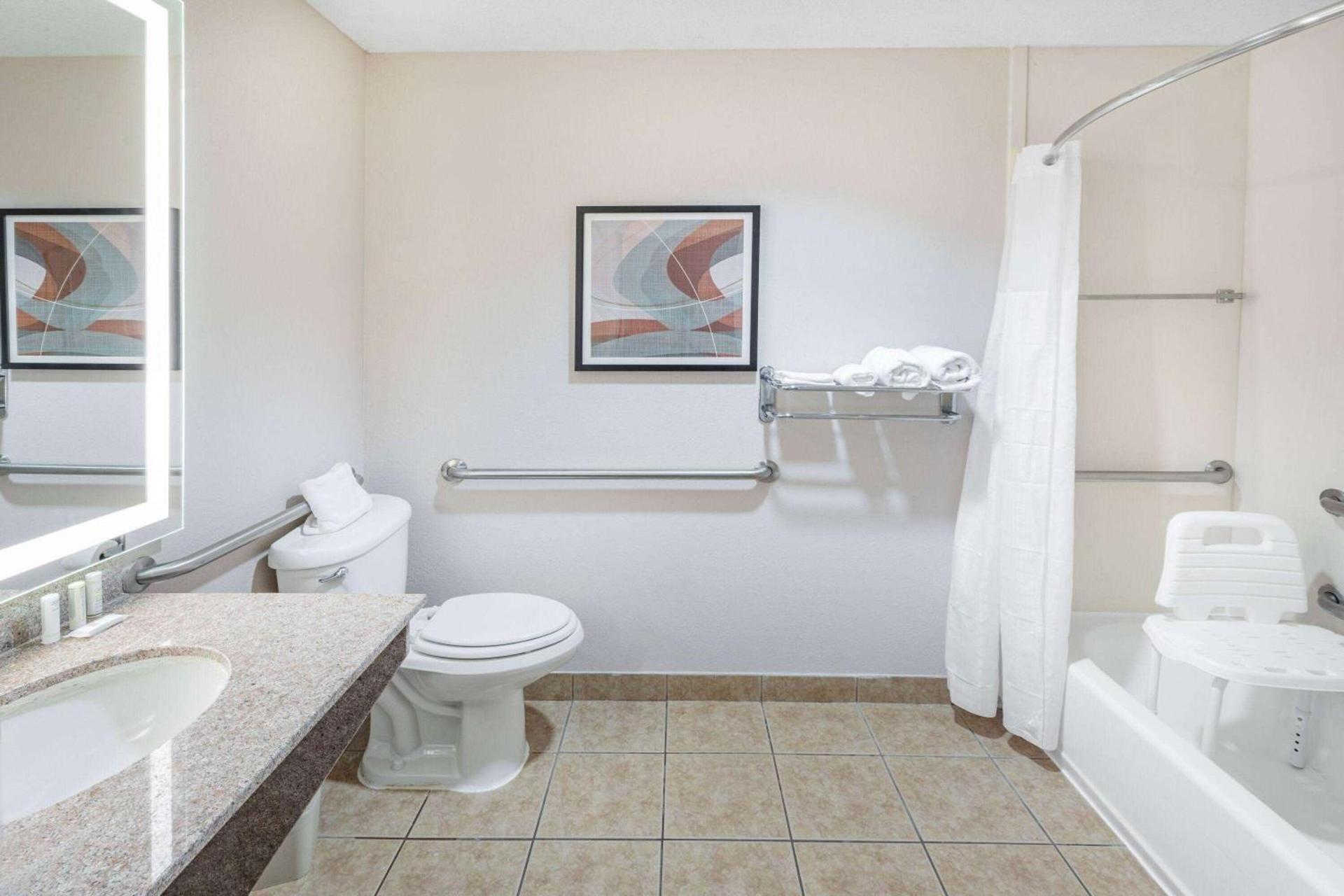 Wingate by Wyndham Houston Bush Intercontinental Airport photo 30