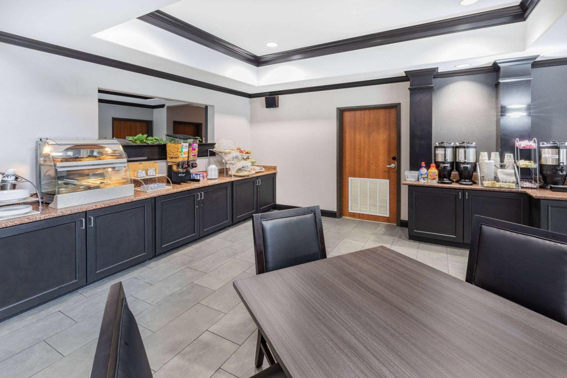 Wingate by Wyndham Houston Bush Intercontinental Airport photo 41