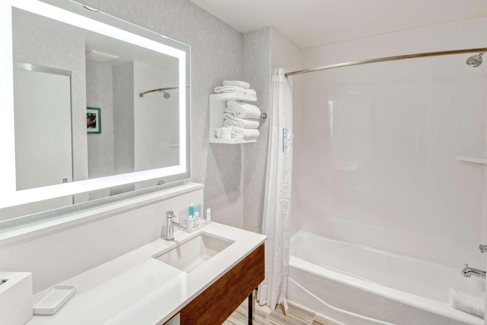 Hampton by Hilton Encinitas-Cardiff Encinitas, CA near Del Mar photo 24