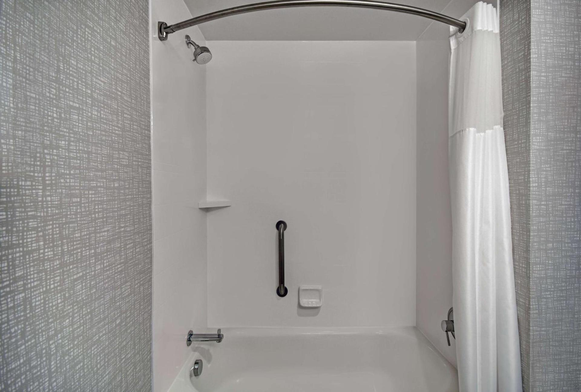 Hampton Inn Cave City, KY photo 20