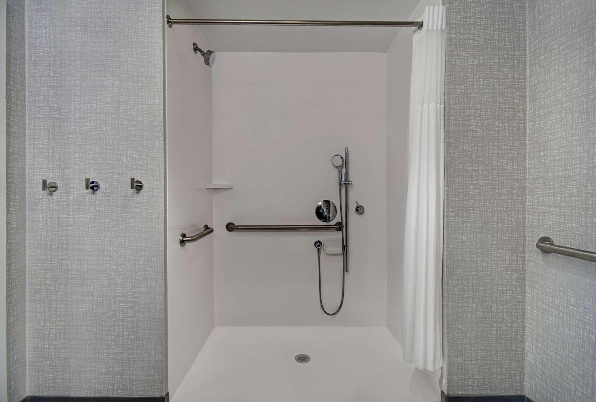 Hampton Inn Cave City, KY photo 30