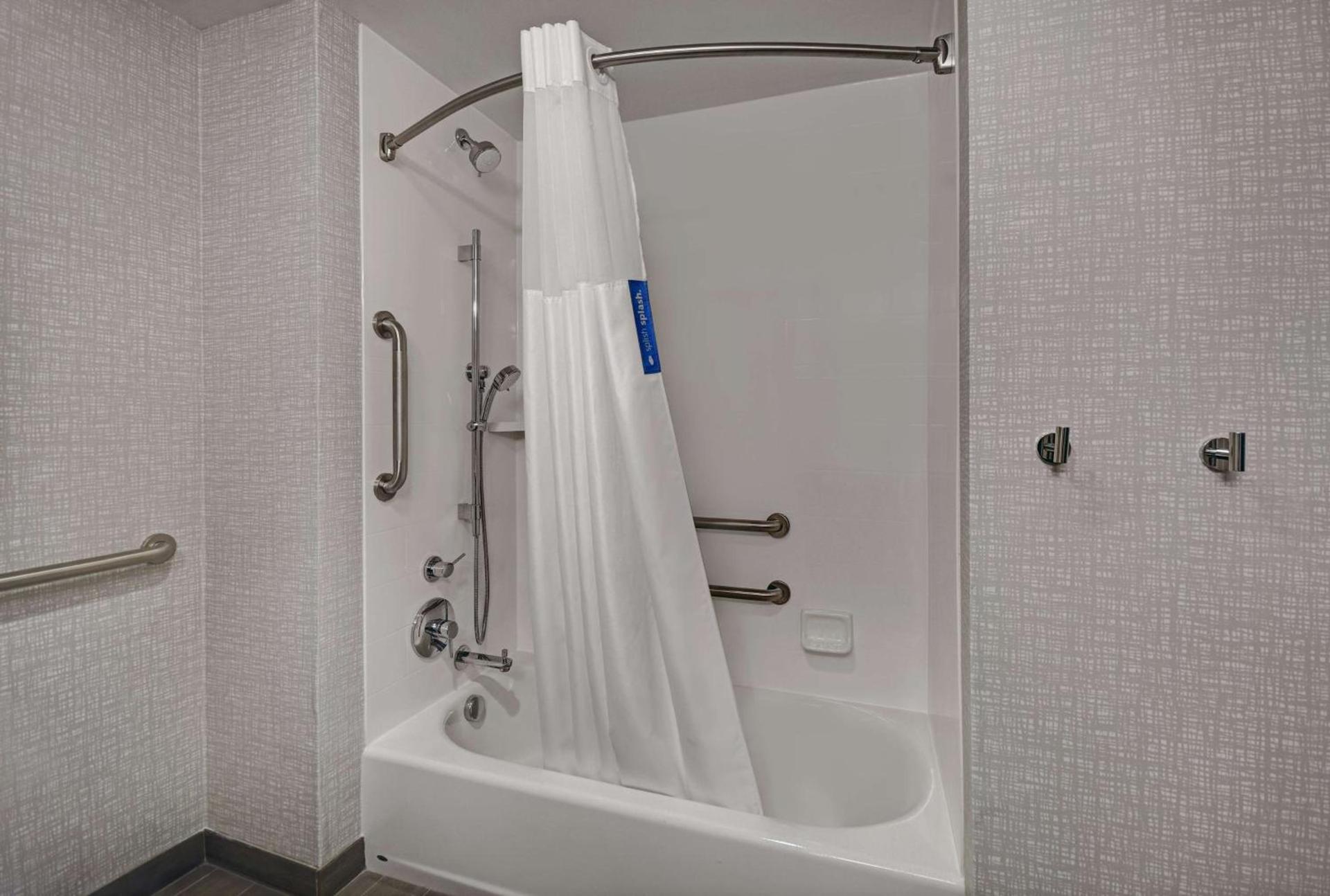 Hampton Inn Cave City, KY photo 38