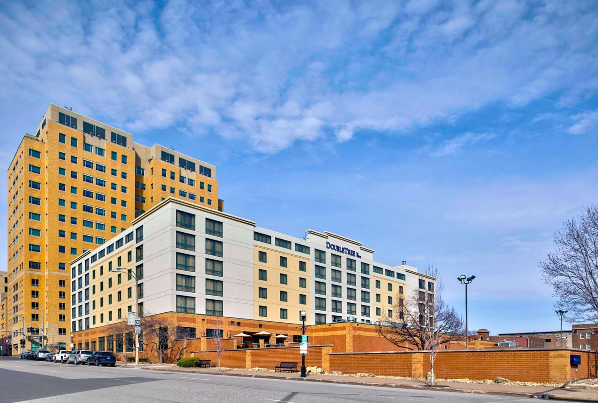 DoubleTree by Hilton Davenport photo 2