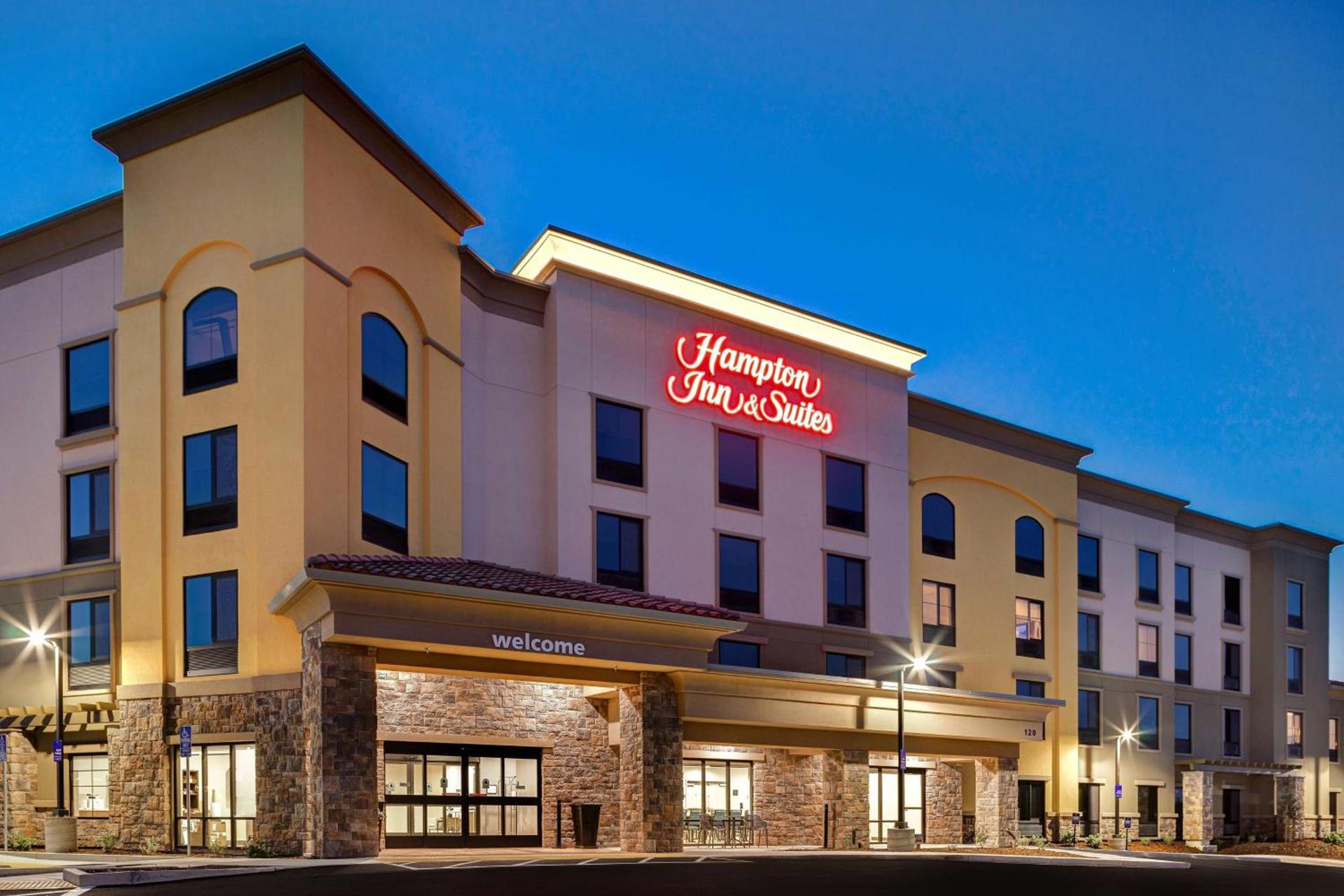 Hampton Inn & Suites Marina photo 2