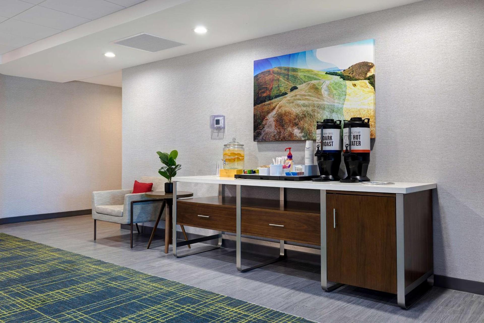 Hampton Inn & Suites Marina photo 16