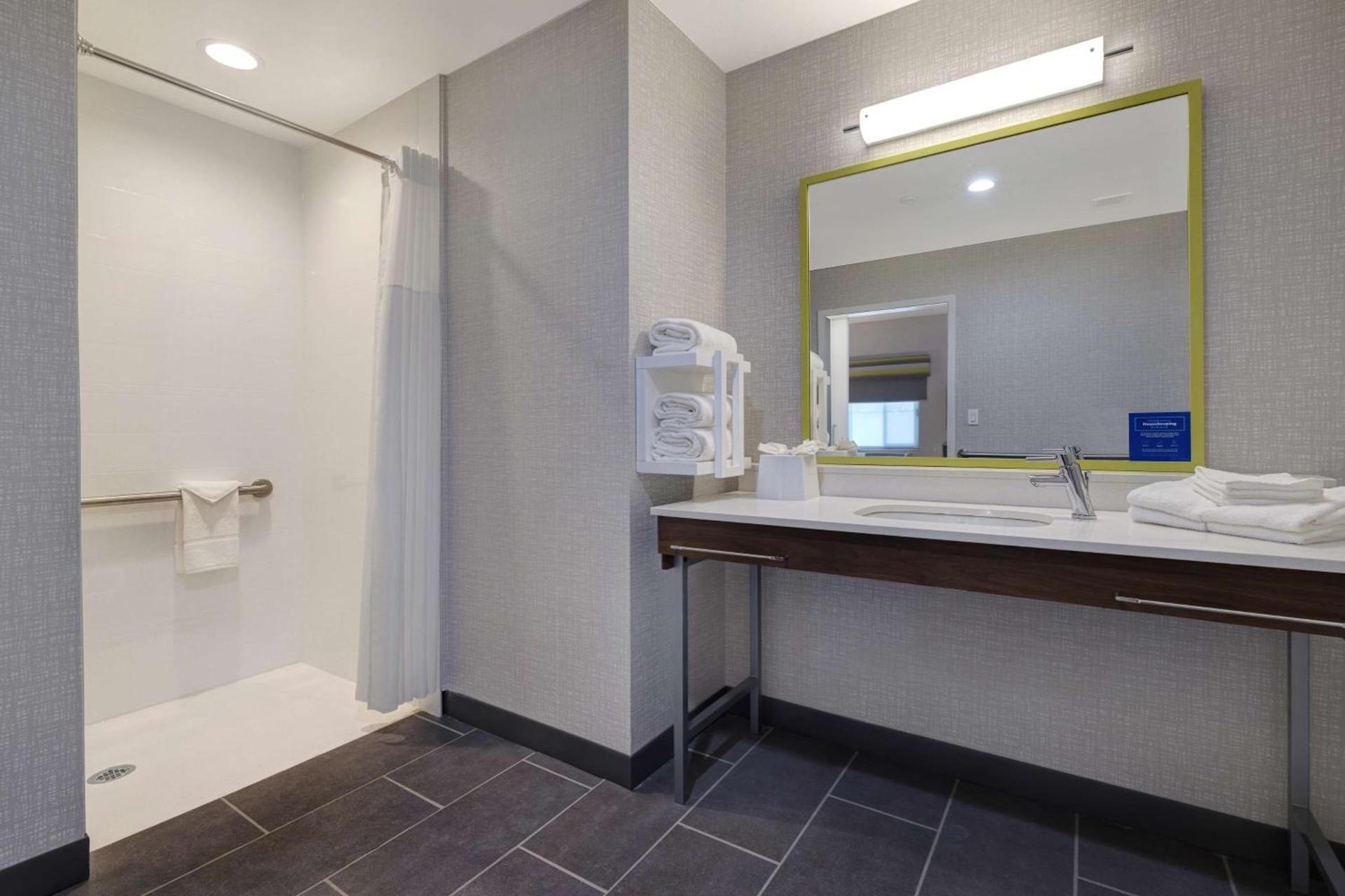 Hampton Inn & Suites Marina photo 41