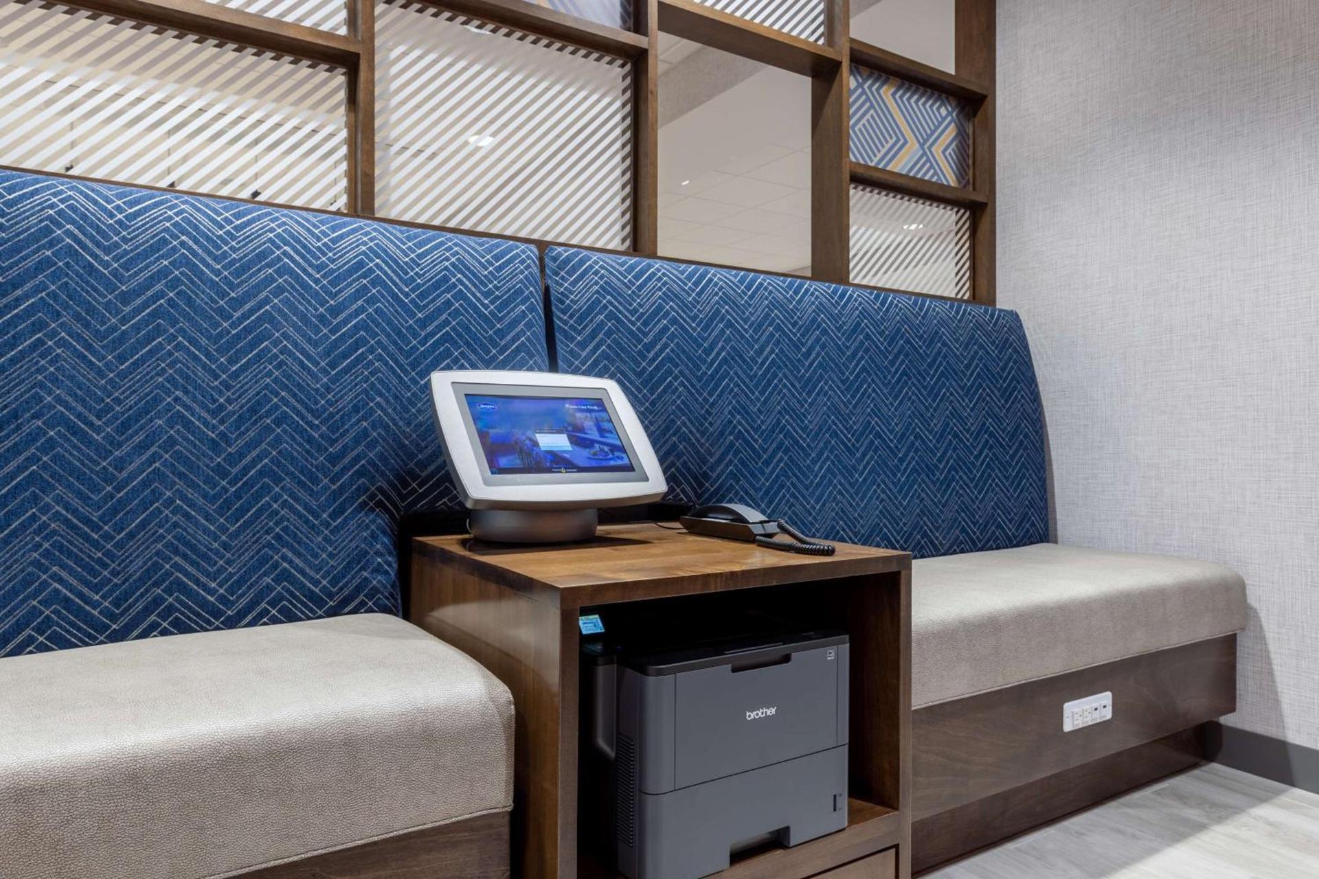 Hampton Inn Kansas City Southeast, Mo photo 37