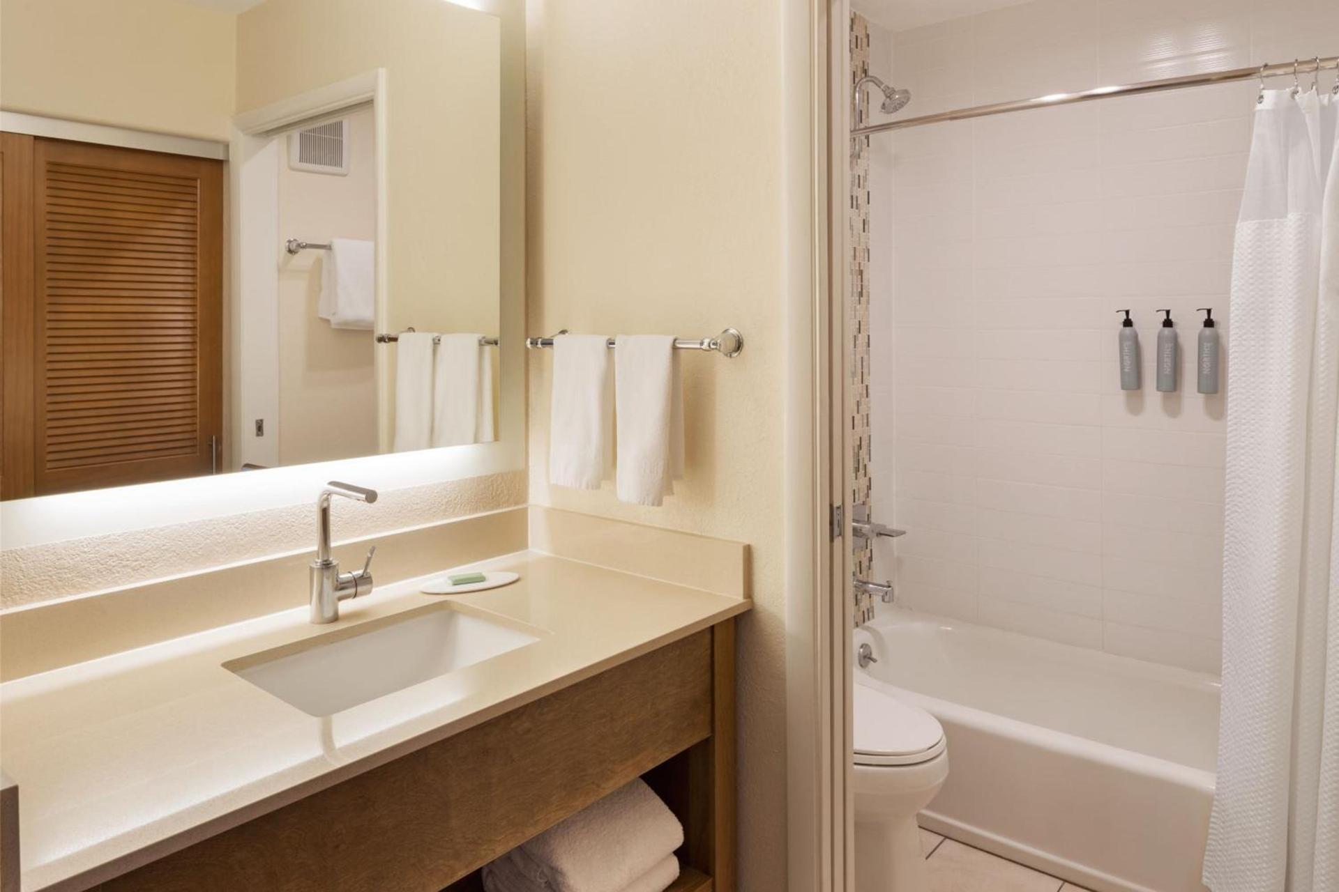 Courtyard by Marriott San Diego Del Mar/Solana Beach photo 39