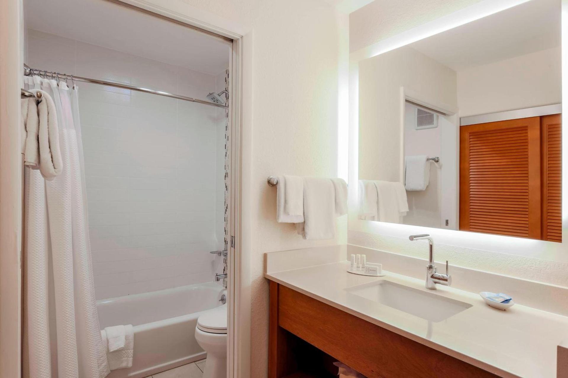 Courtyard by Marriott San Diego Del Mar/Solana Beach photo 46