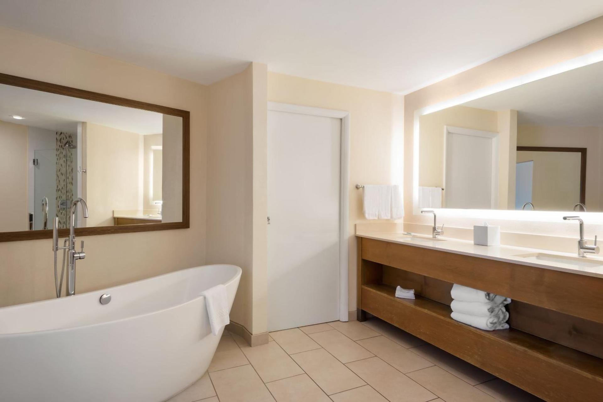Courtyard by Marriott San Diego Del Mar/Solana Beach photo 50