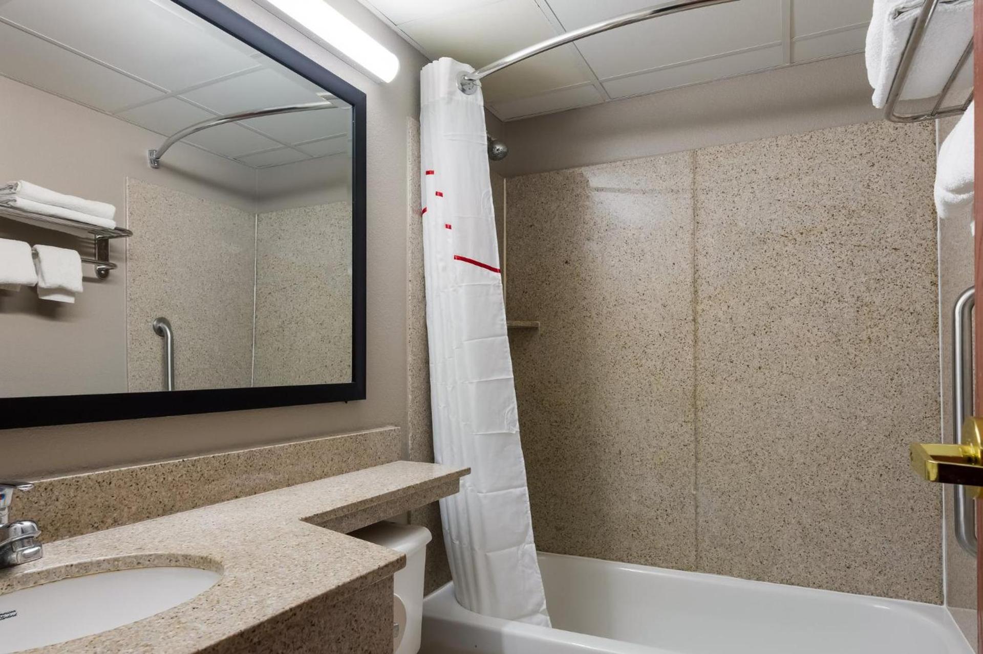 Red Roof Inn Hartford- New Britain photo 37