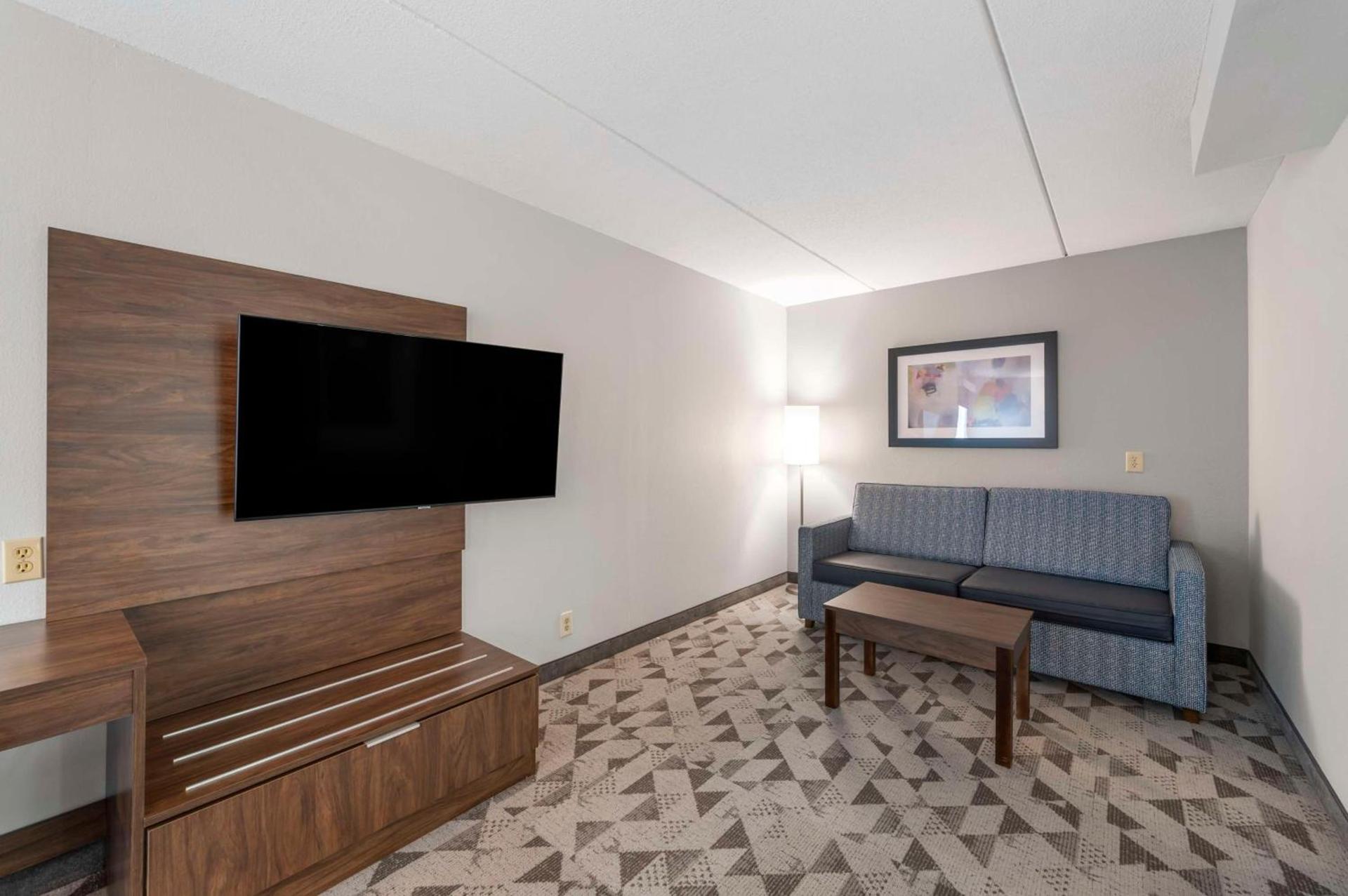 Best Western Plus Harrisonburg photo 10