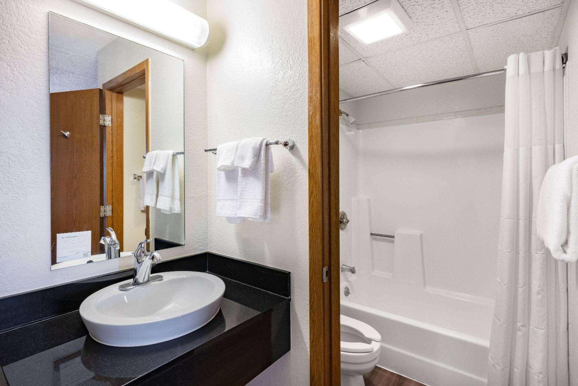 Baymont by Wyndham Gillette photo 10