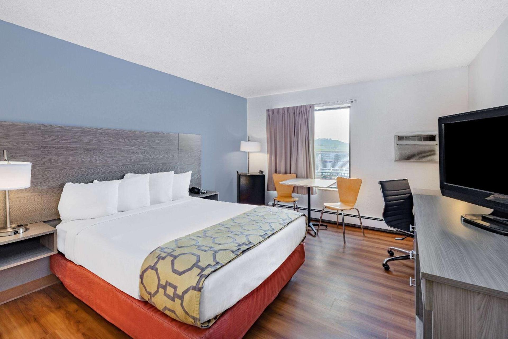 Baymont by Wyndham Gillette photo 18