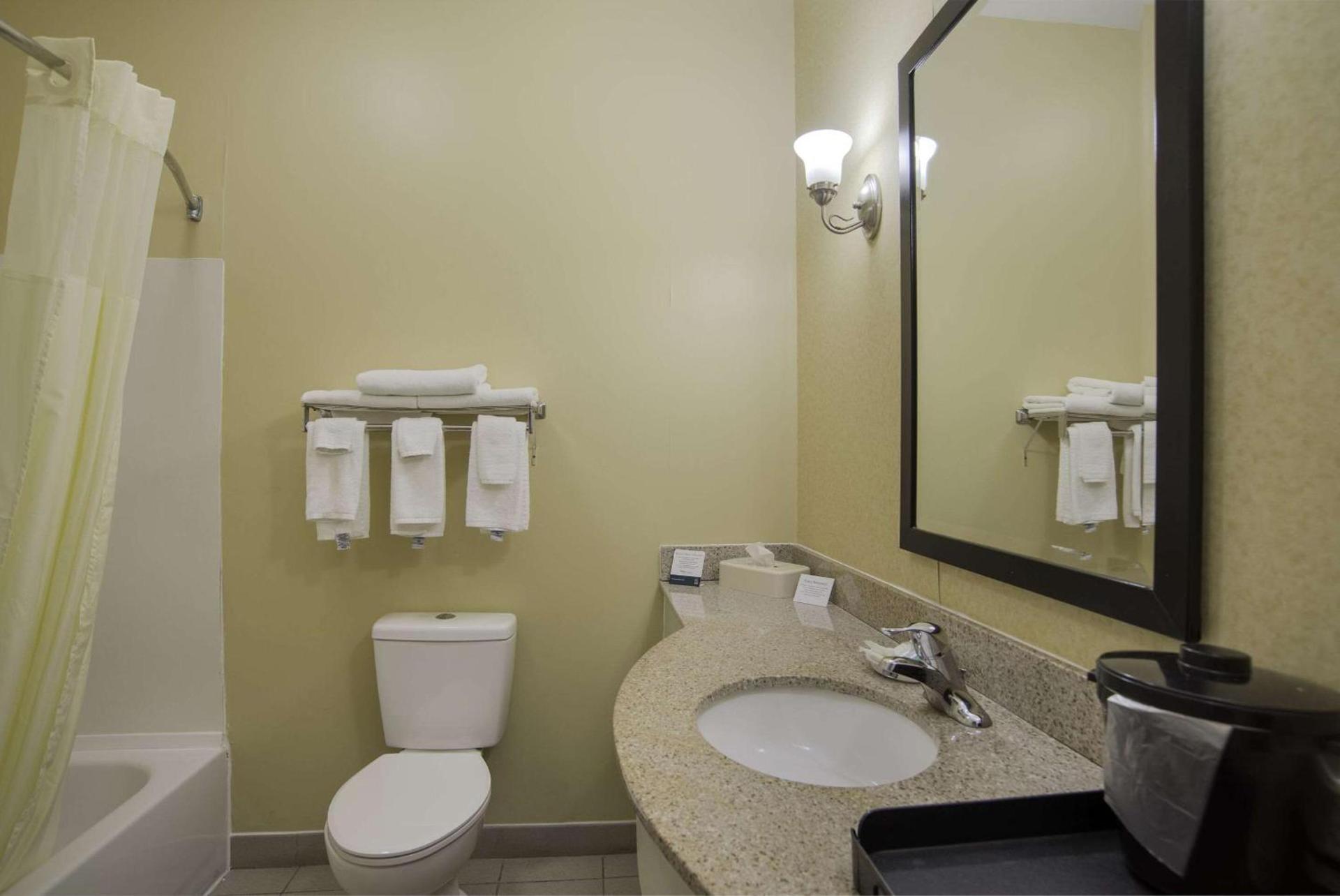 Quality Inn & Suites Chambersburg Northeast photo 9