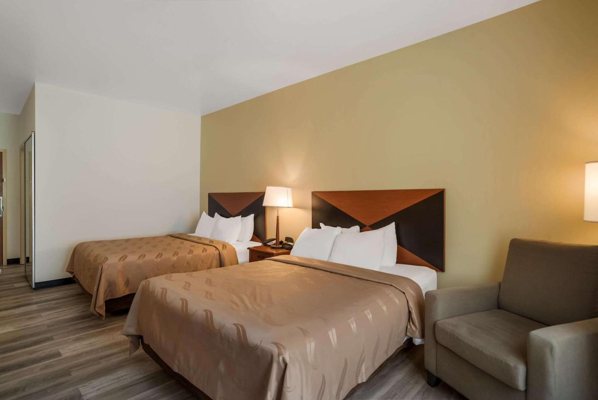 Quality Inn & Suites Chambersburg Northeast photo 11