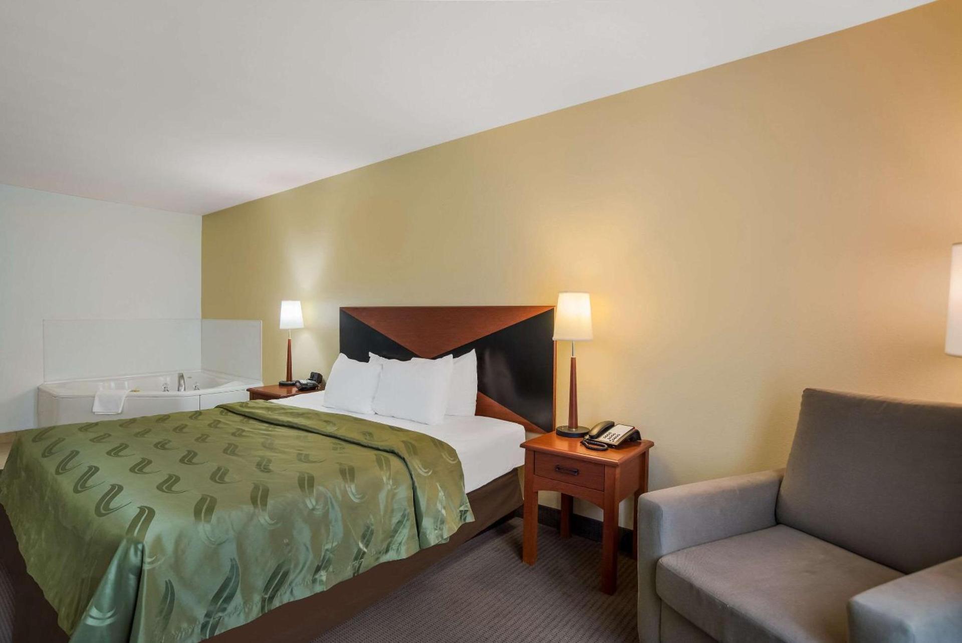 Quality Inn & Suites Chambersburg Northeast photo 17