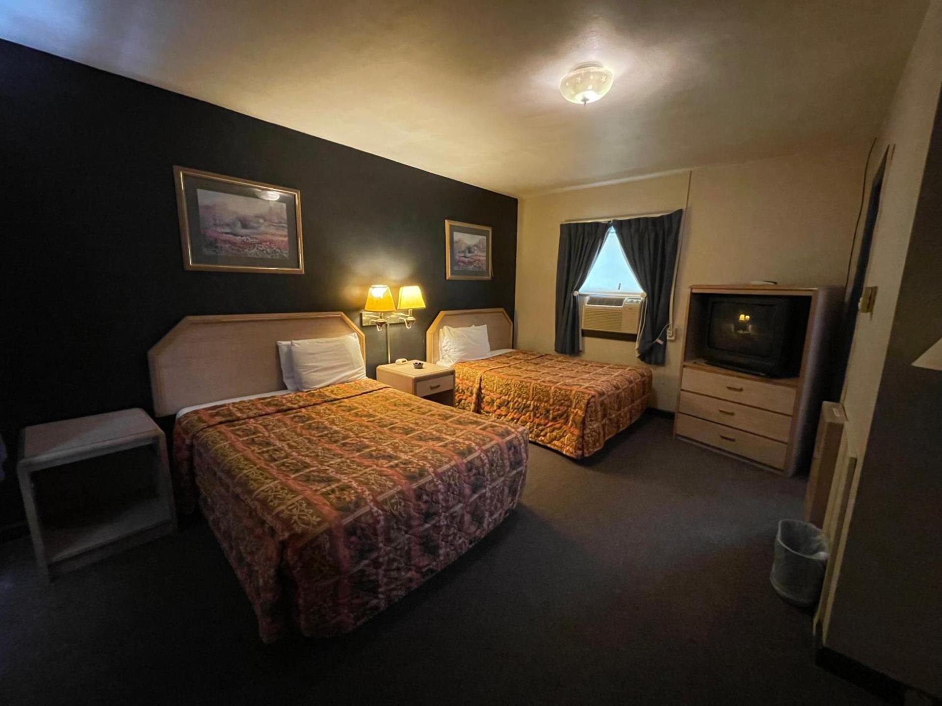 Twin Pine Motel photo 23