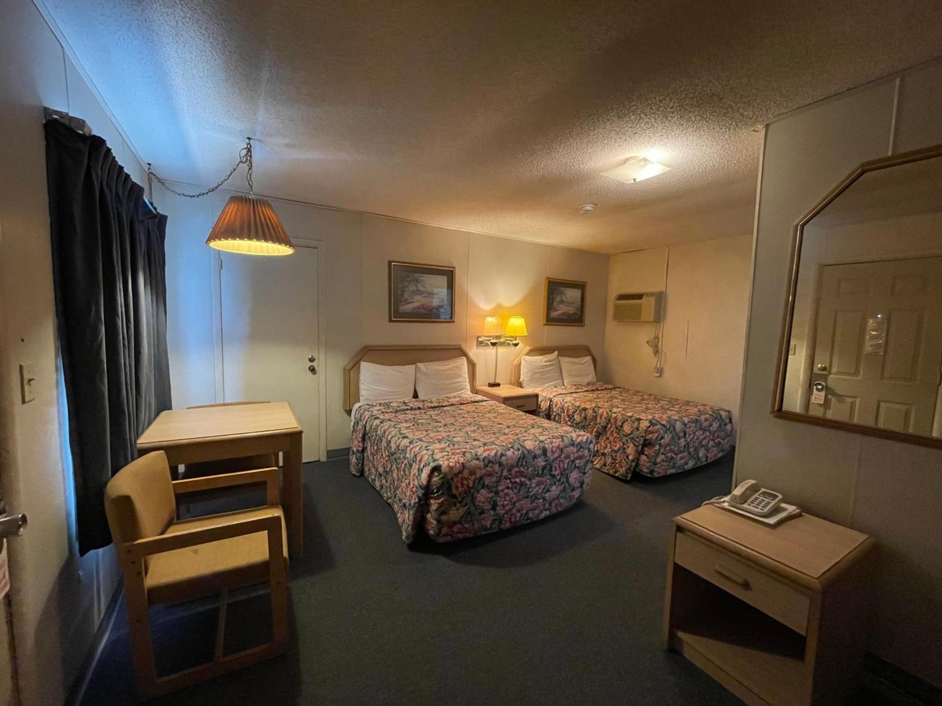Twin Pine Motel photo 24