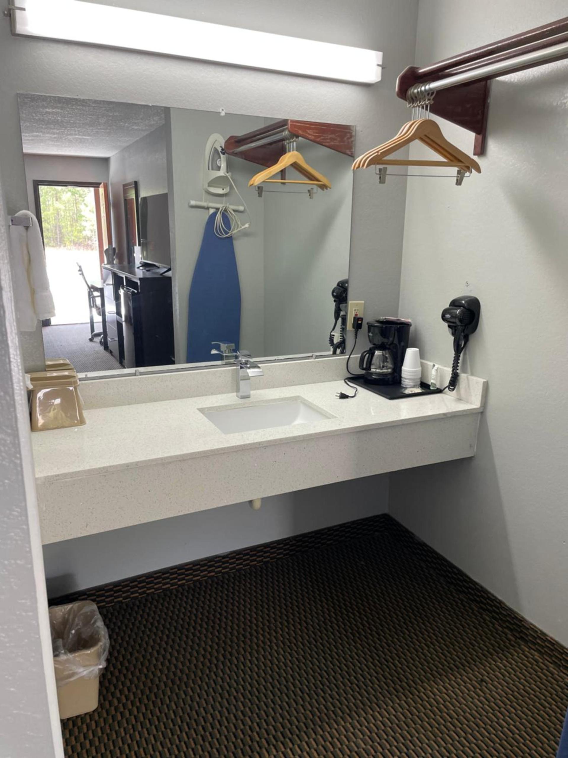 Clairmont Inn & Suites - Warren photo 43