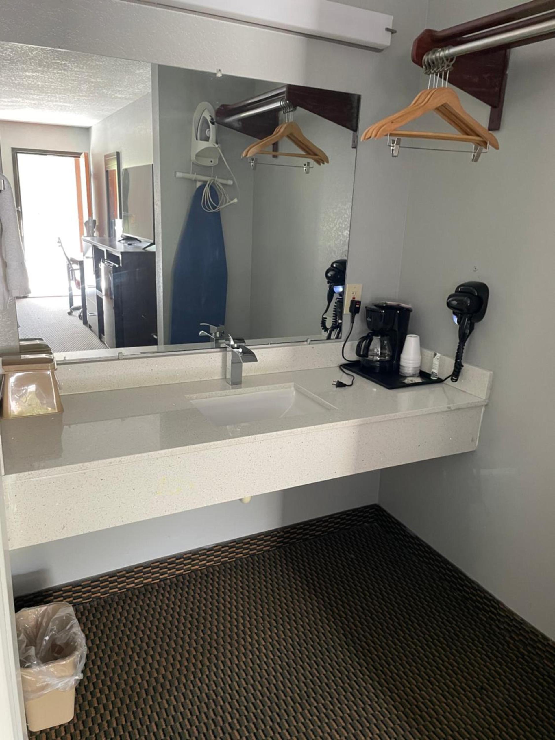 Clairmont Inn & Suites - Warren photo 23