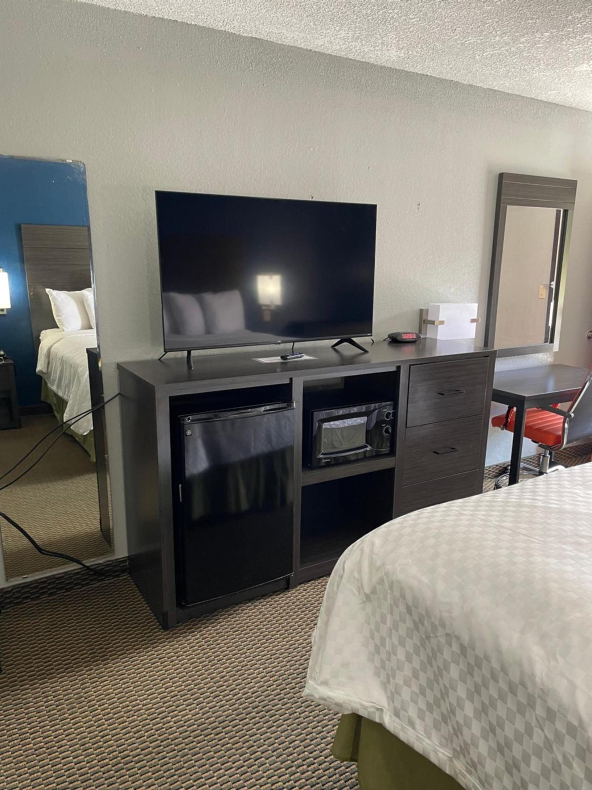 Clairmont Inn & Suites - Warren photo 42