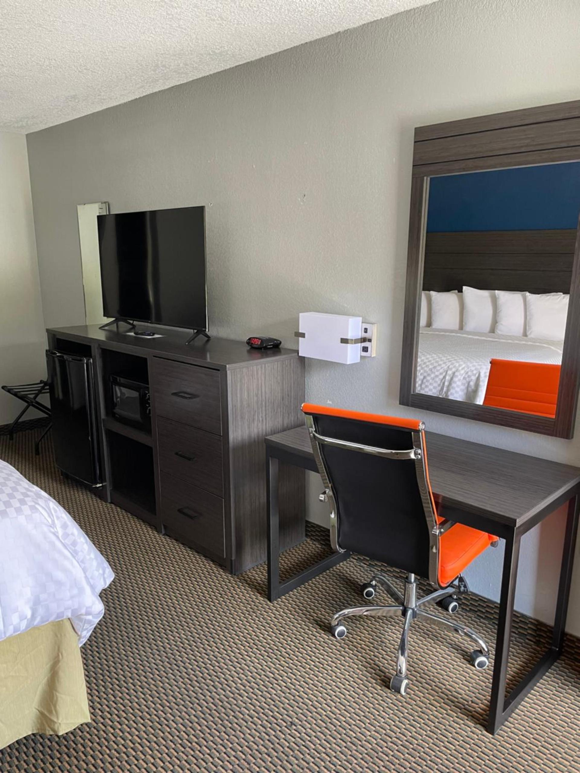 Clairmont Inn & Suites - Warren photo 32