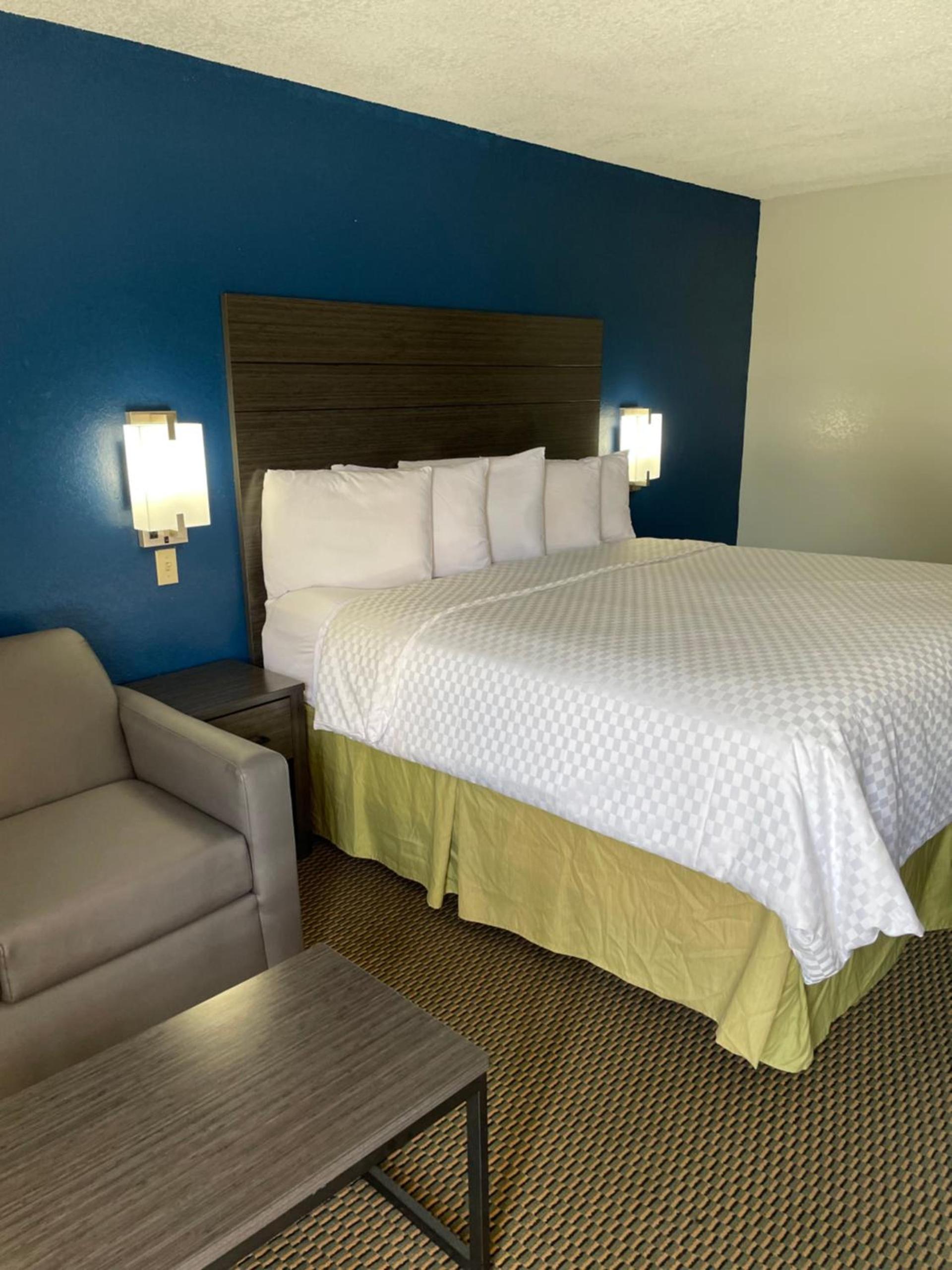 Clairmont Inn & Suites - Warren photo 18