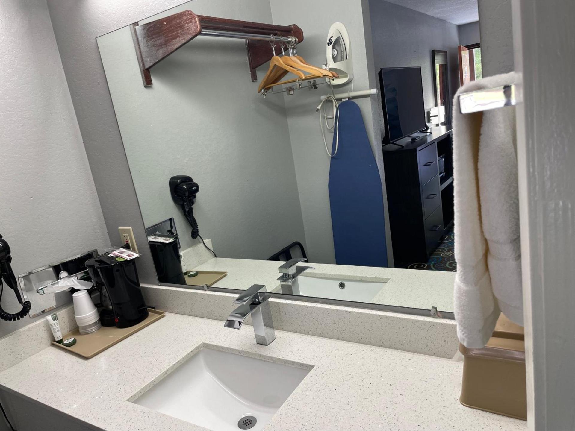Clairmont Inn & Suites - Warren photo 27