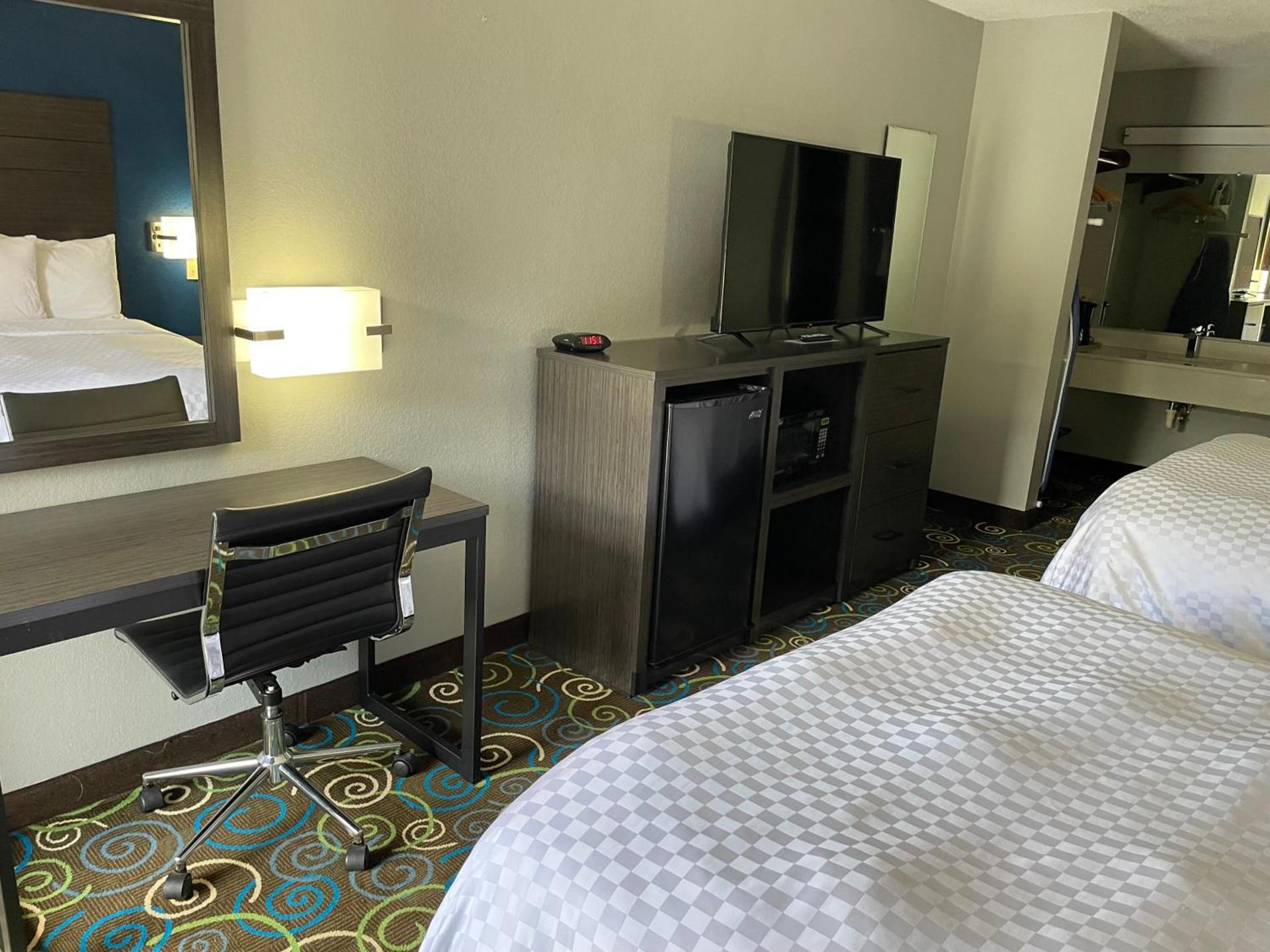 Clairmont Inn & Suites - Warren photo 14