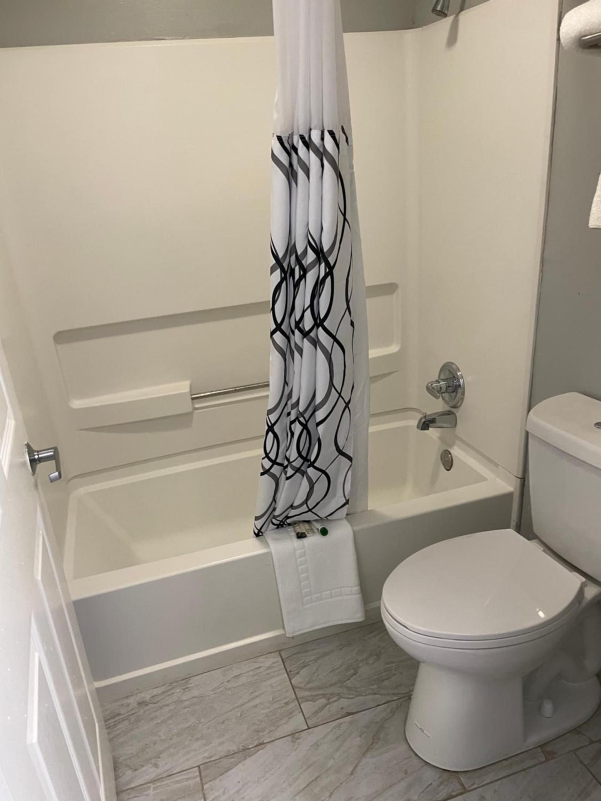 Clairmont Inn & Suites - Warren photo 40