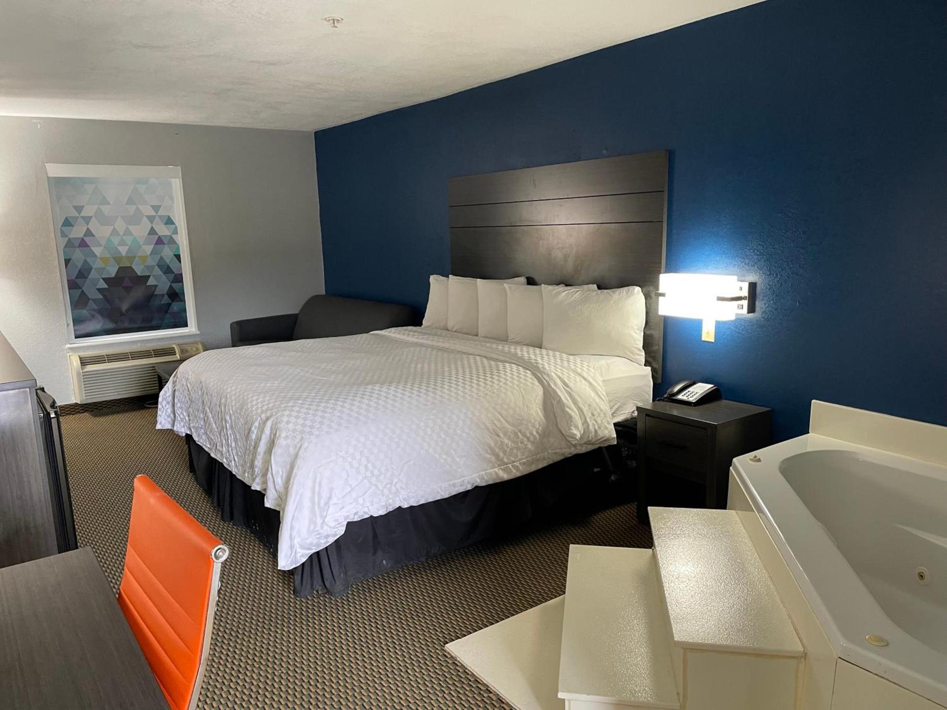 Clairmont Inn & Suites - Warren photo 38