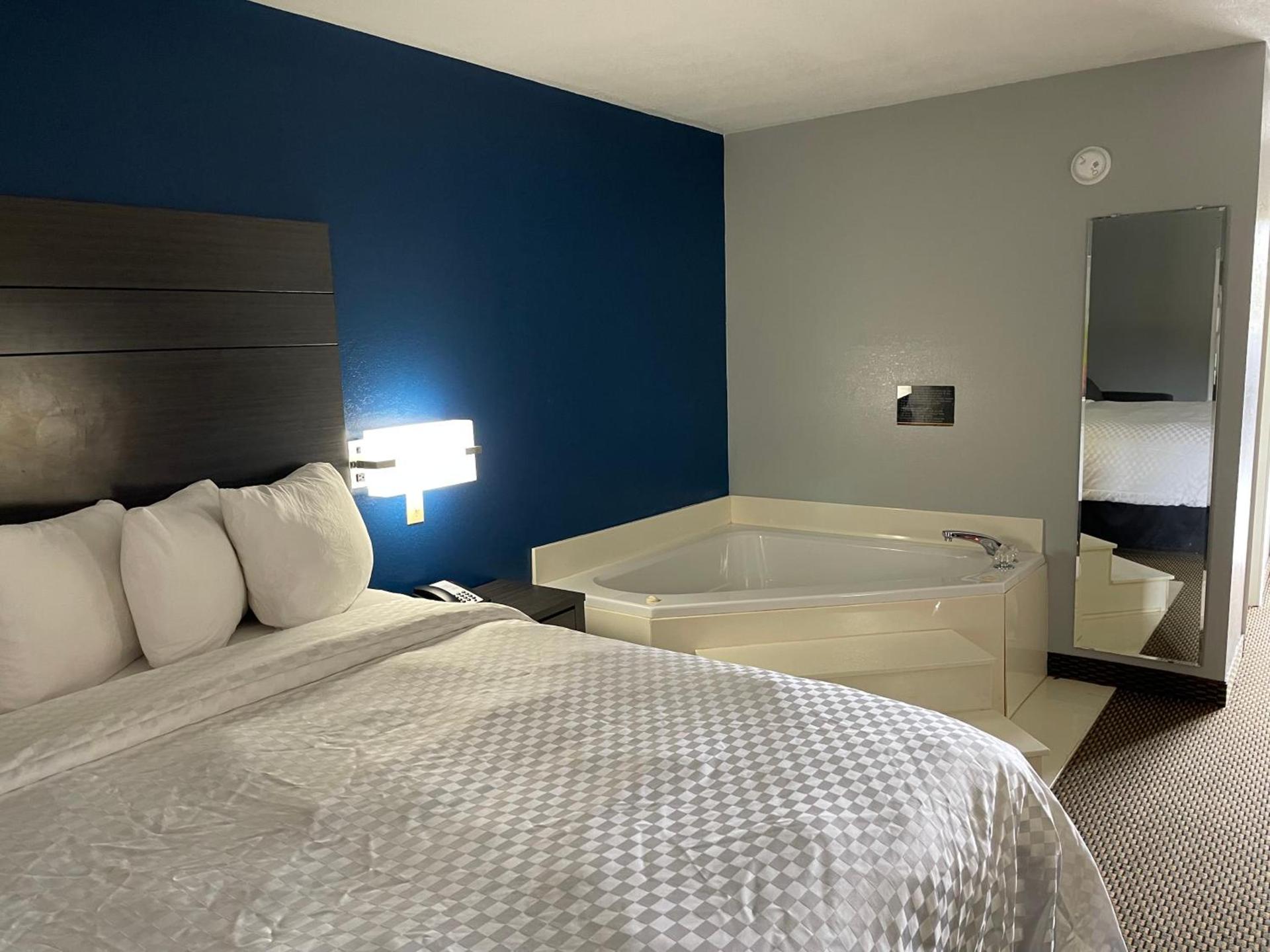 Clairmont Inn & Suites - Warren photo 20