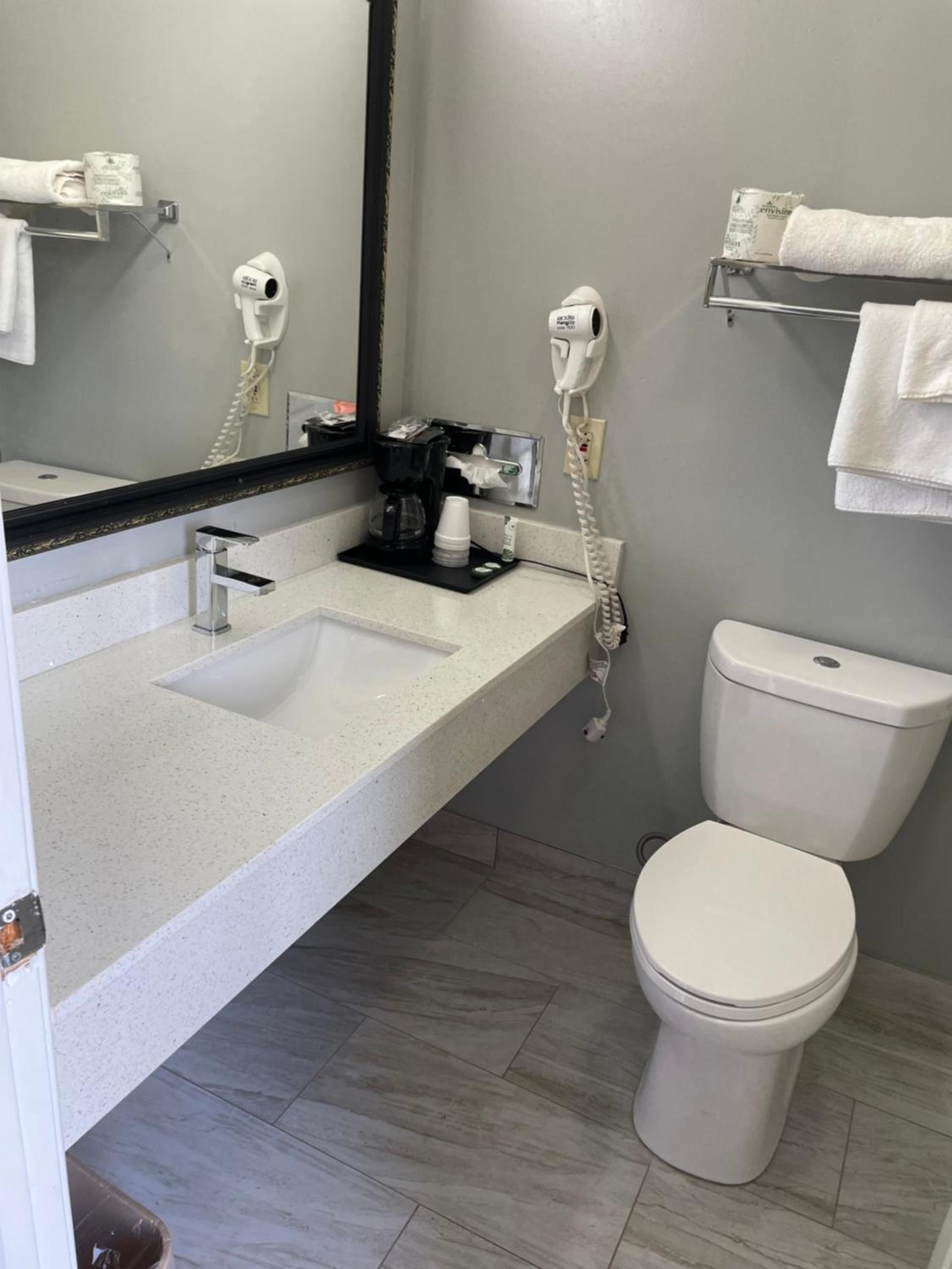 Clairmont Inn & Suites - Warren photo 41