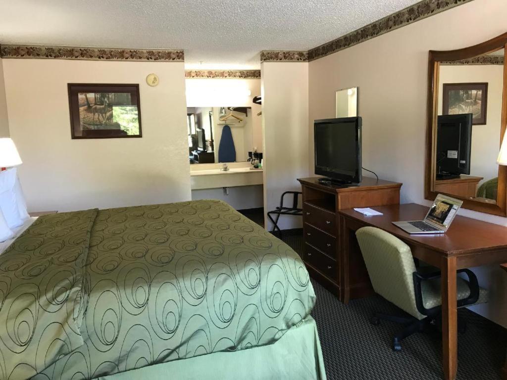 Clairmont Inn & Suites - Warren photo 16