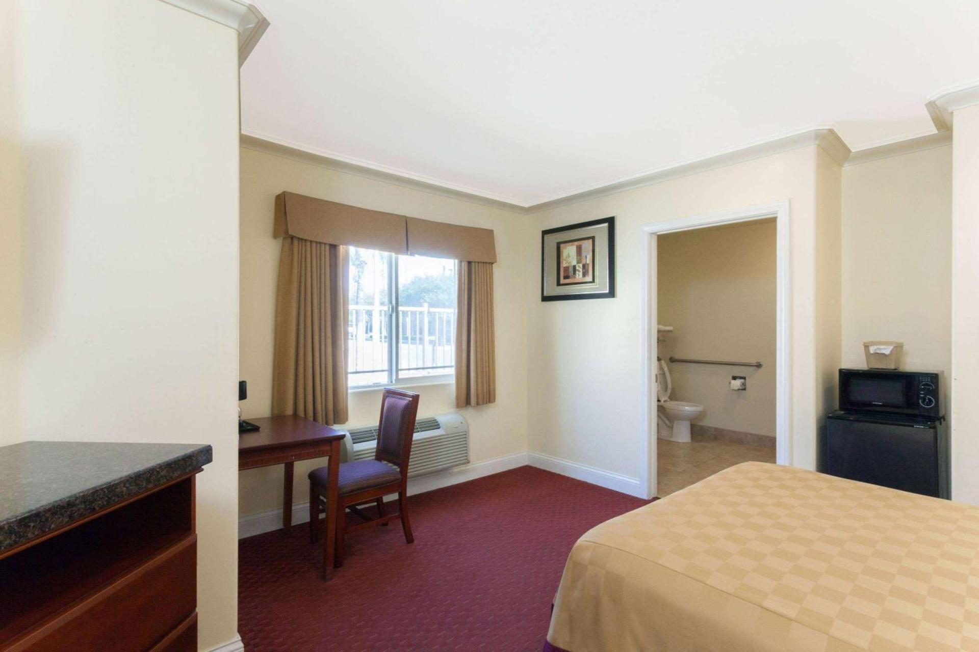 Travelodge by Wyndham Brea photo 4