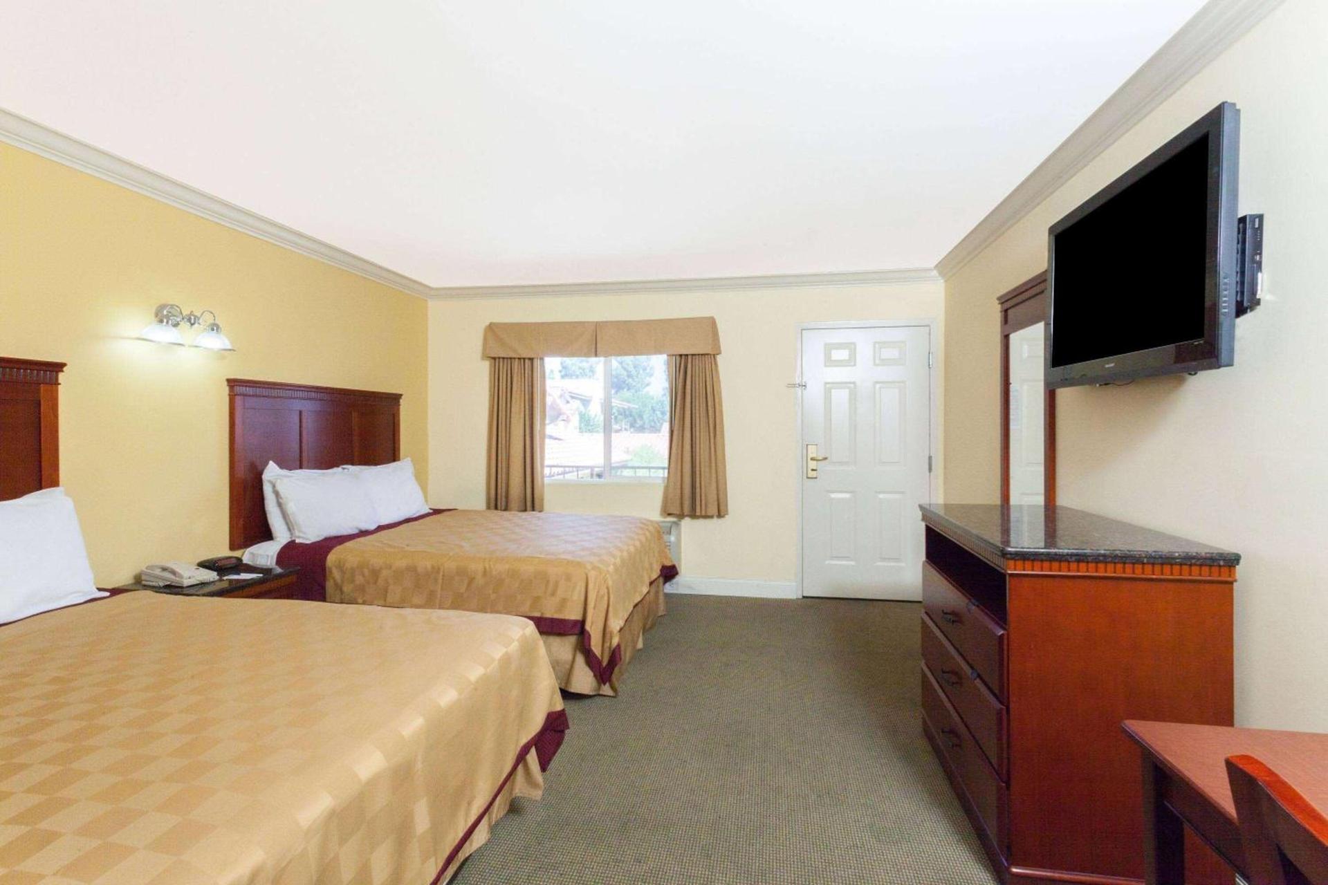 Travelodge by Wyndham Brea photo 8