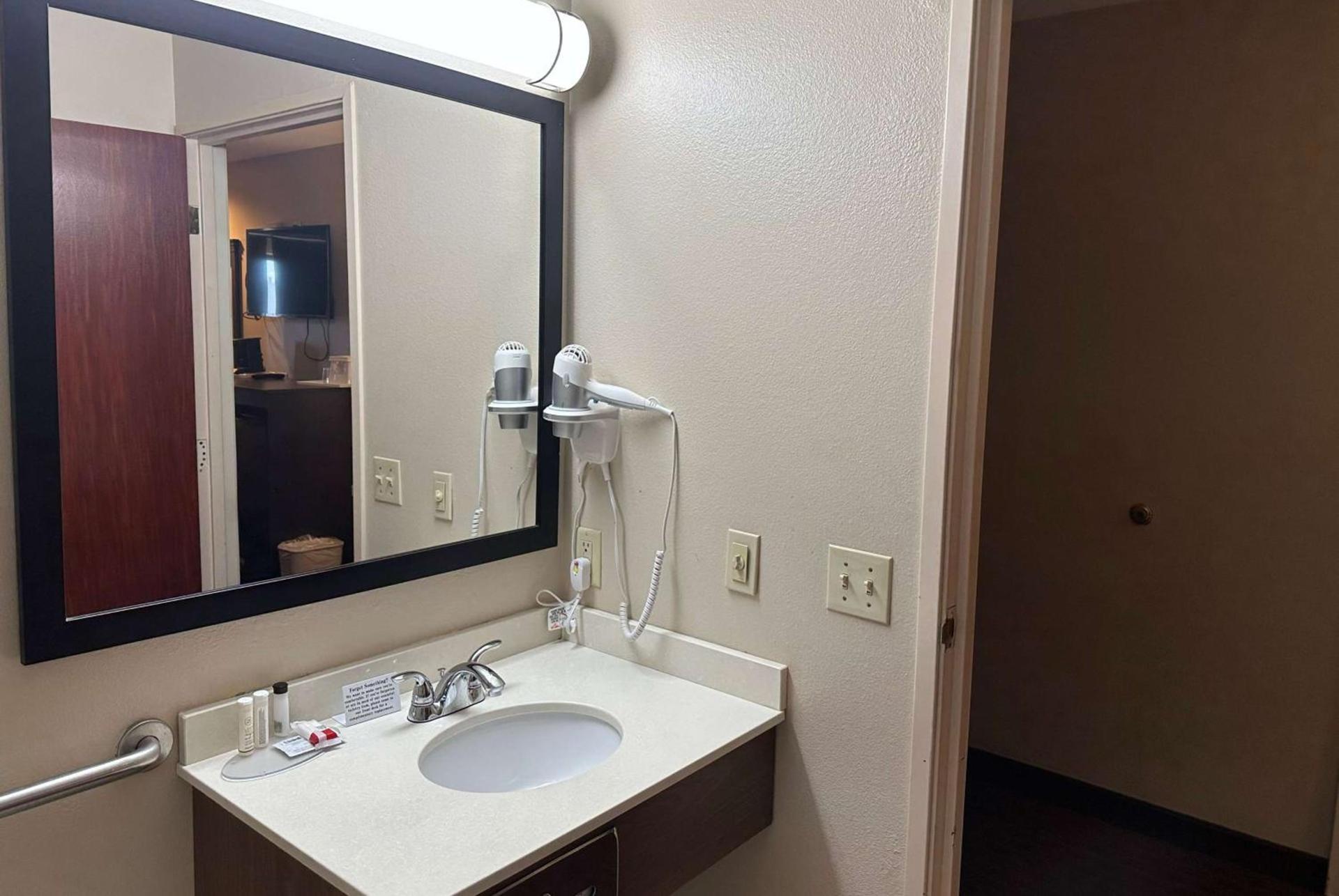 Baymont by Wyndham Farmington photo 15