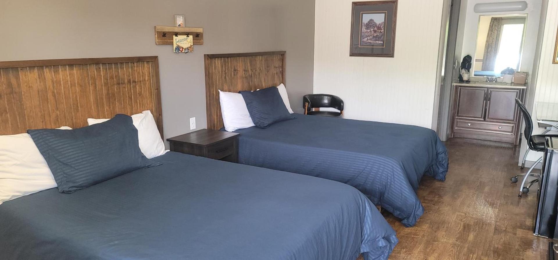 Blue Sky Inn- Complimentary Happy Hour Th-Sun, Veteran owned, Full Breakfast, Best green space, 1 mile from Blue Ridge, Fire Pit photo 40