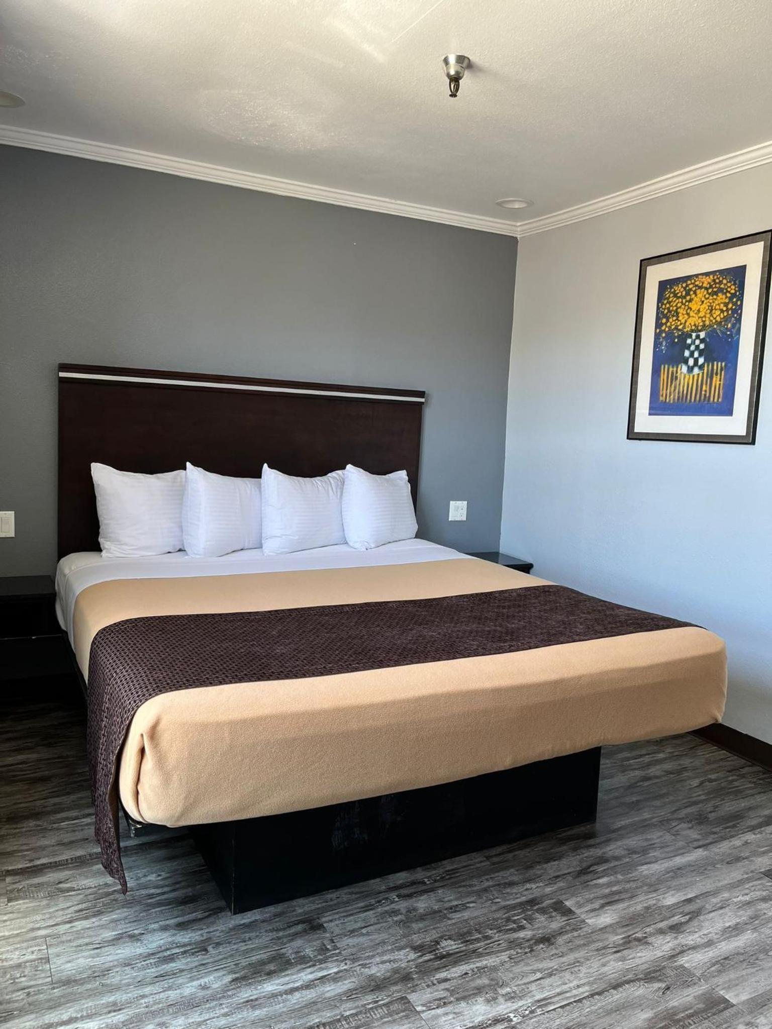 Laguna Inn and Suites photo 4