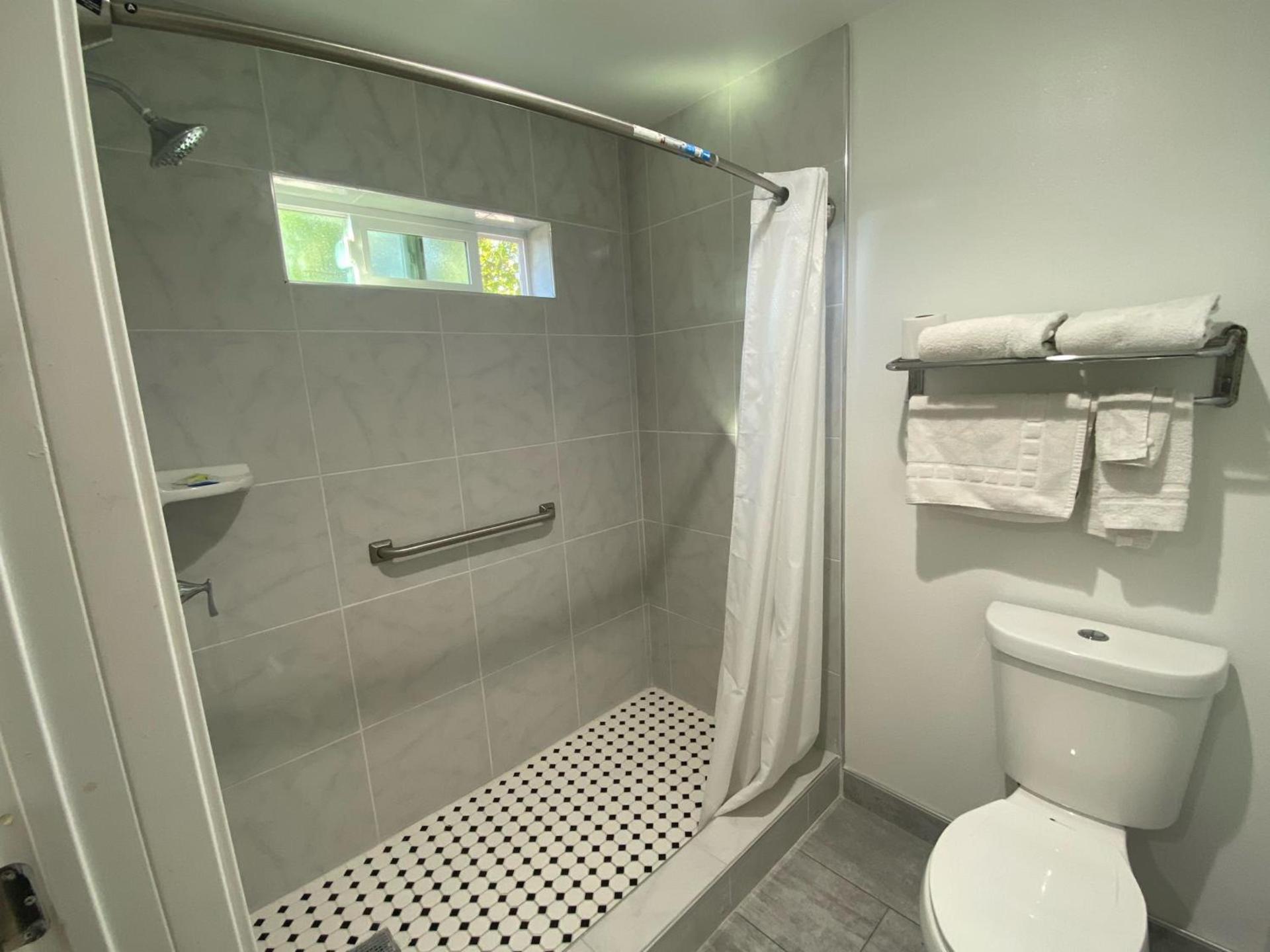 Royale Inn Motel photo 6