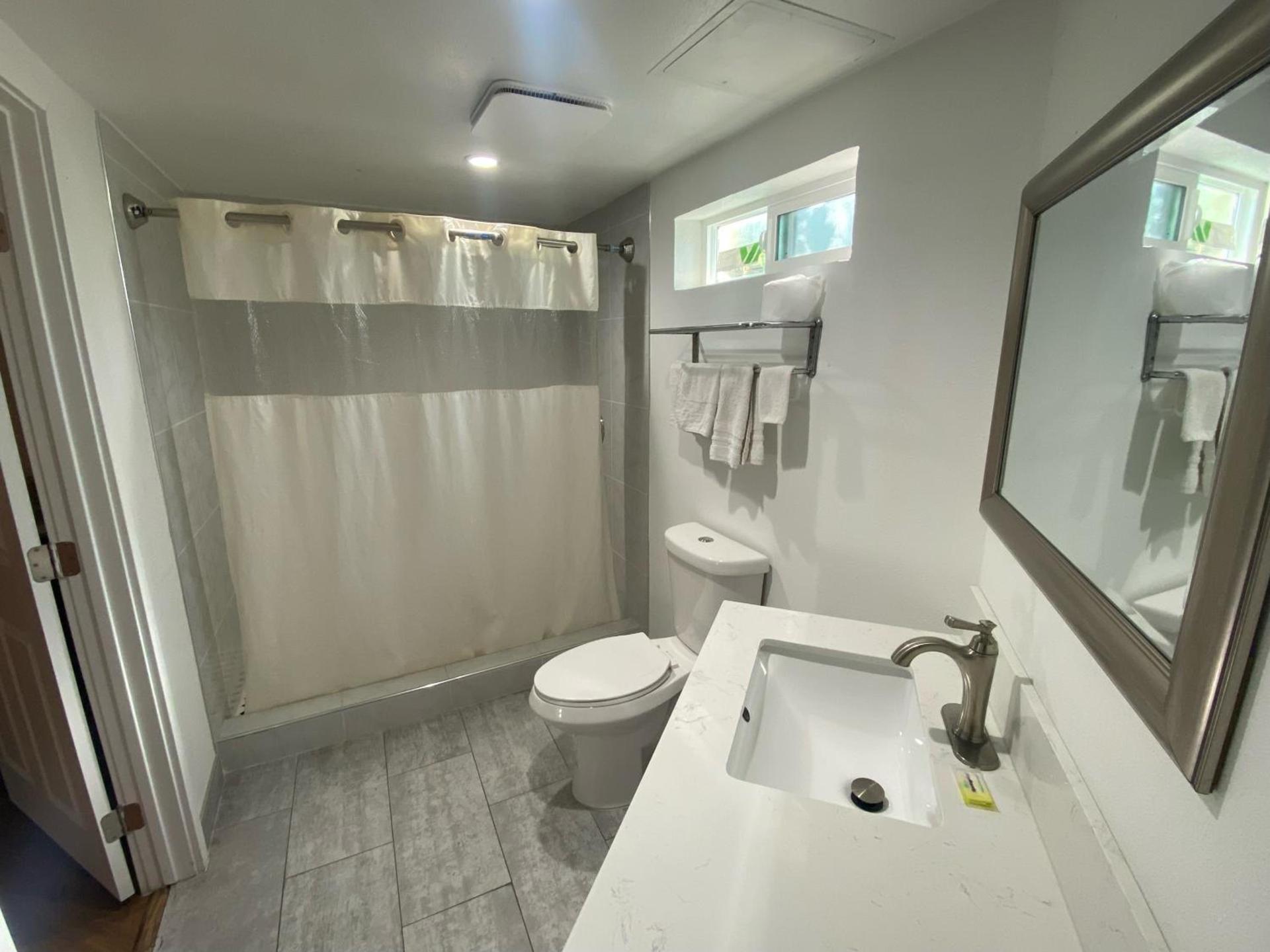 Royale Inn Motel photo 12