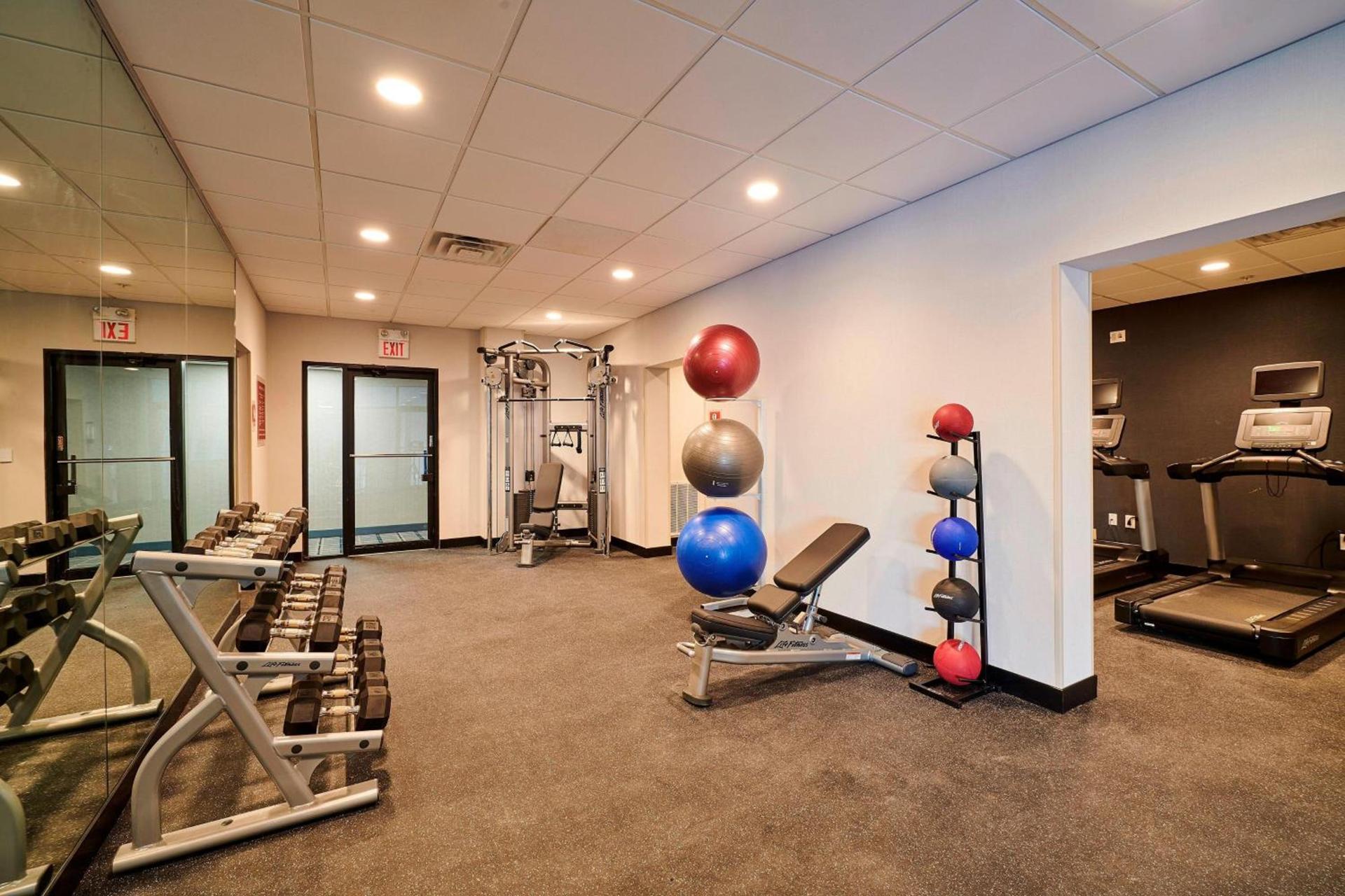 Four Points by Sheraton Cleveland-Eastlake photo 31