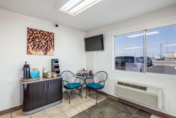 Motel 6 - Pecos, TX photo 8