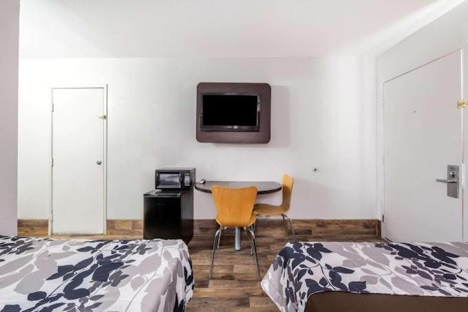 Motel 6 - Pecos, TX photo 12