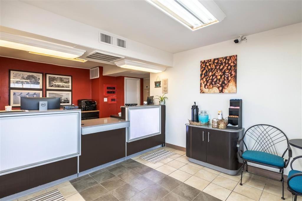 Motel 6 - Pecos, TX photo 2