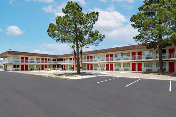 Motel 6 - Pecos, TX photo 5